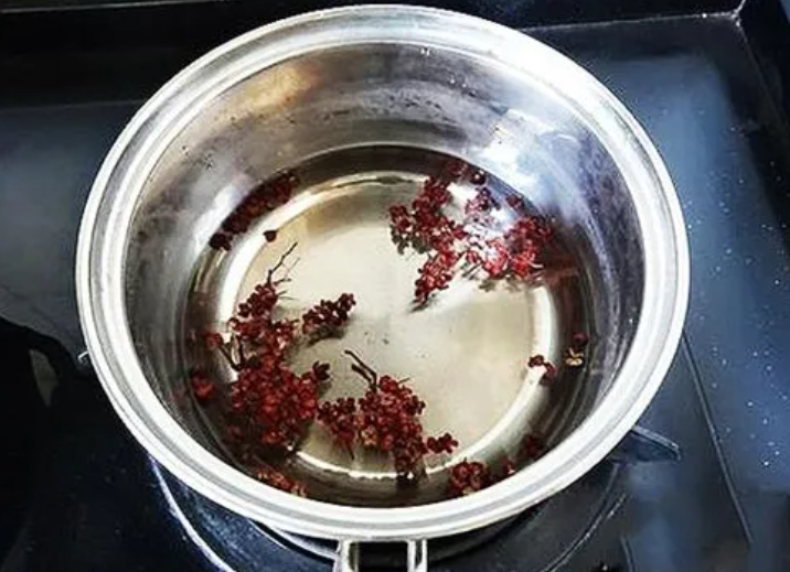 花椒水加尿素能浇花吗