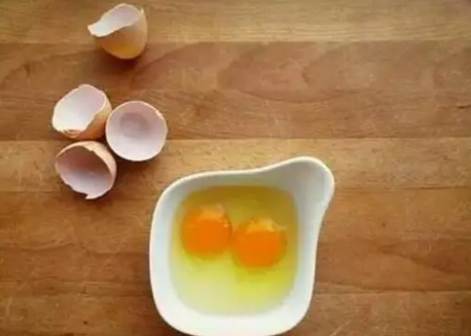 生鸡蛋浇花的正确方法