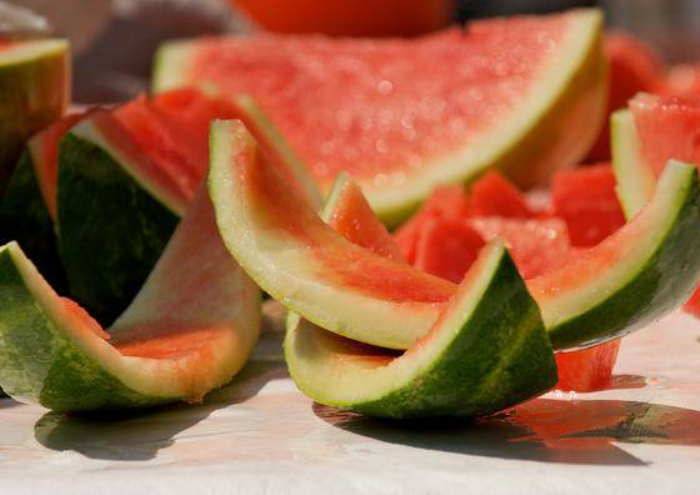 西瓜皮做花肥的最简单制作方法