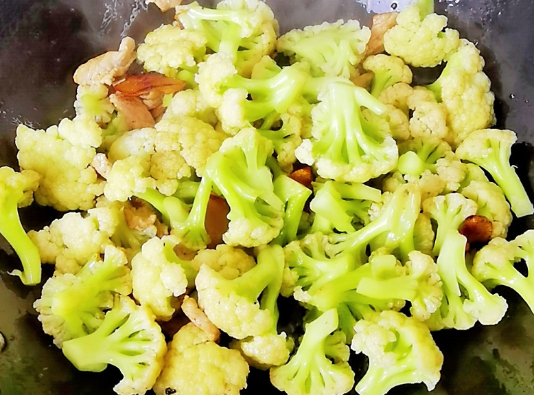 炒花菜直接炒还是先焯水