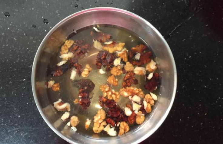 变质的核桃仁泡水浇花好