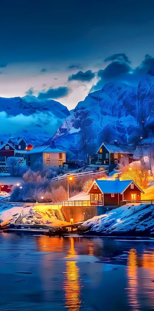 挪威一个美丽的小镇，房子后面是白雪皑皑的山脉