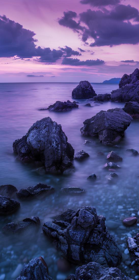 大海中的岩石，黄昏，紫色的天空