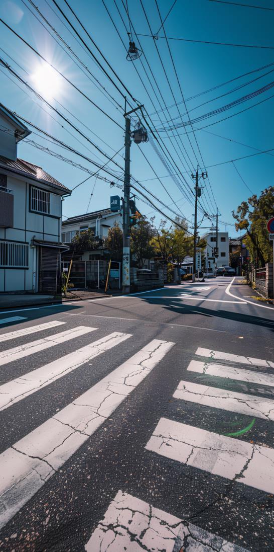 日本街角街道的壁纸，这条路上有白色的条纹和绿色的学校