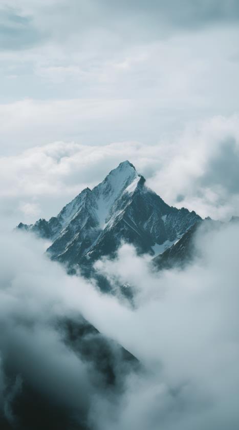 穿过云层的山峰的照片 高分辨率摄影