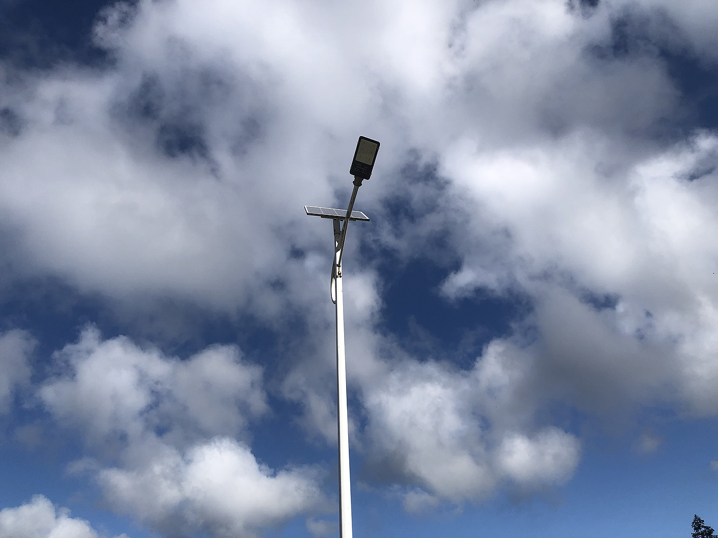 山路、护栏与那片蓝